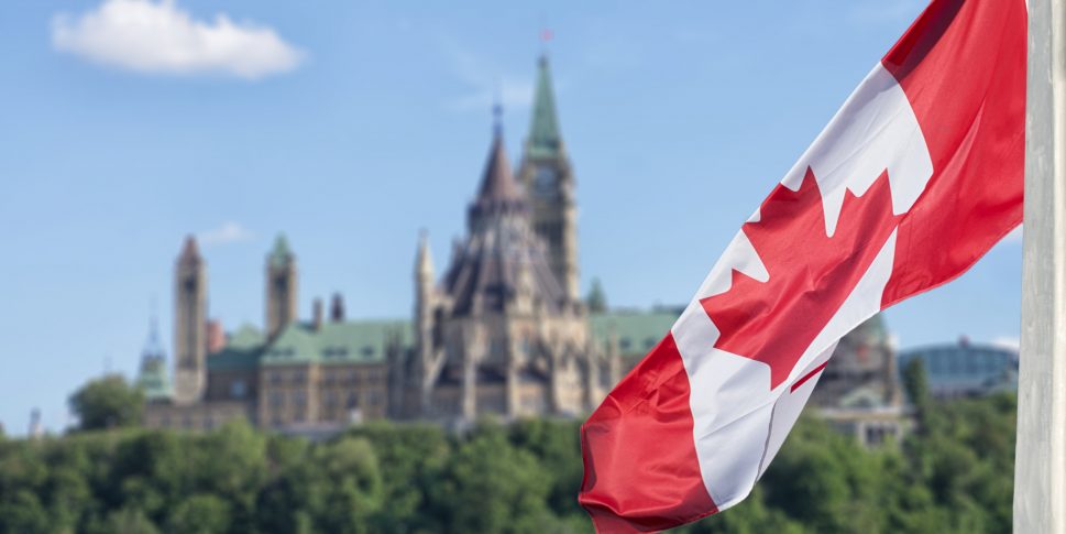 Bandera canadiense con los edificios del parlamento provincia de Ottawa